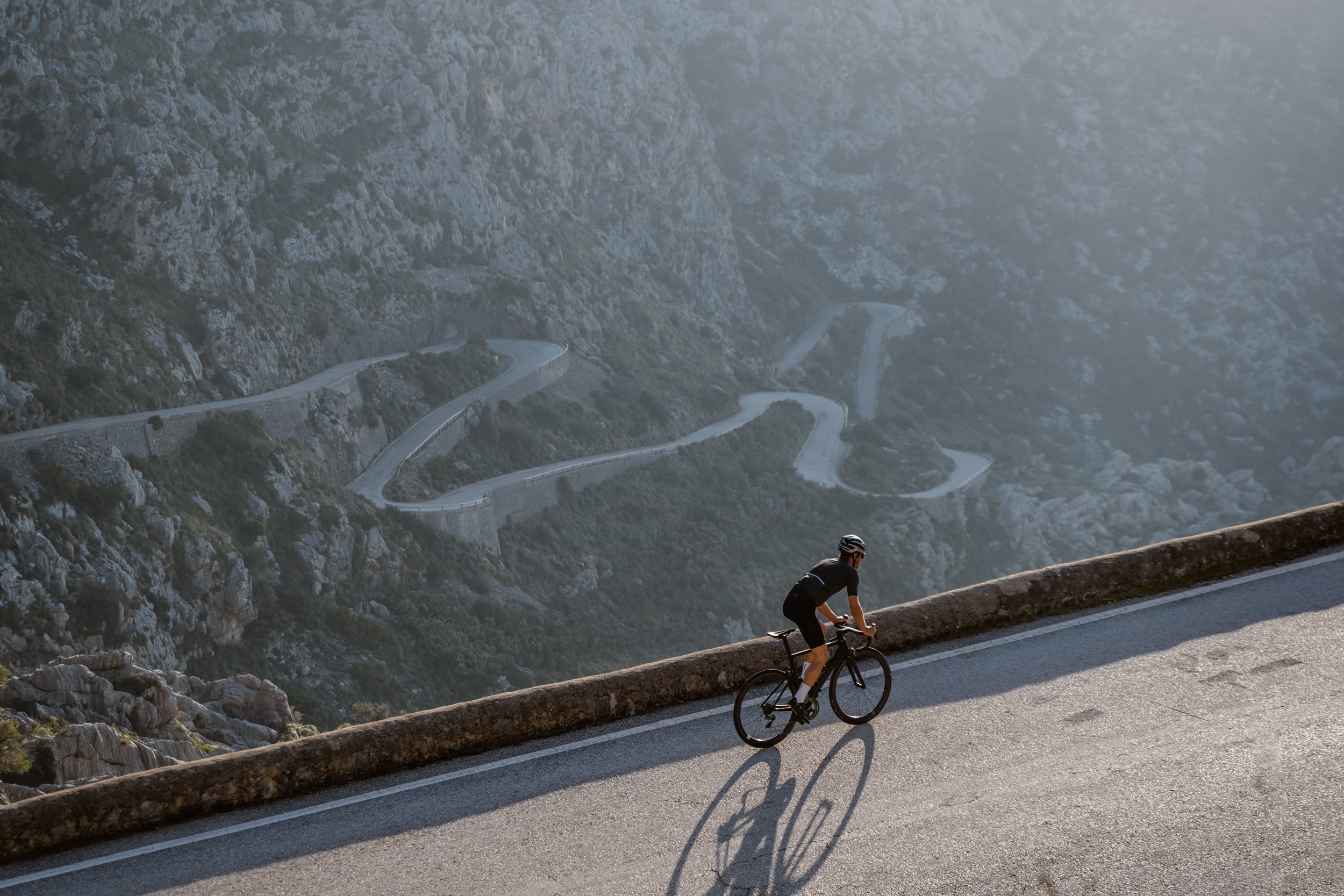 Coll dels Reis – cyclist on the Sa Calobra road